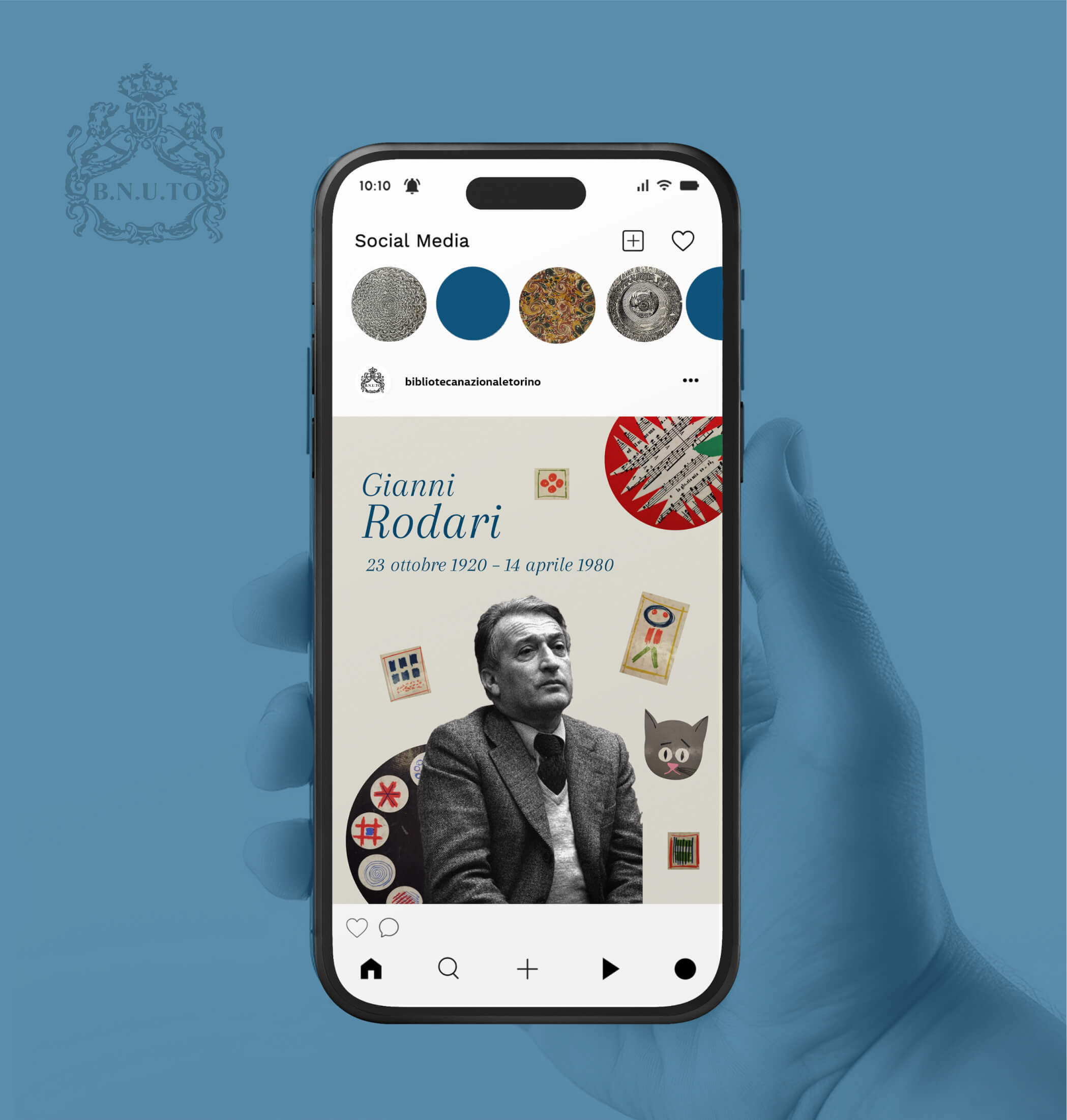 Mockup di uno smartphone che mostra un post Instagram della Biblioteca Nazionale Universitaria di Torino dedicato a Gianni Rodari, con una sua foto in bianco e nero, decorazioni grafiche e le date 23 ottobre 1920 – 14 aprile 1980.