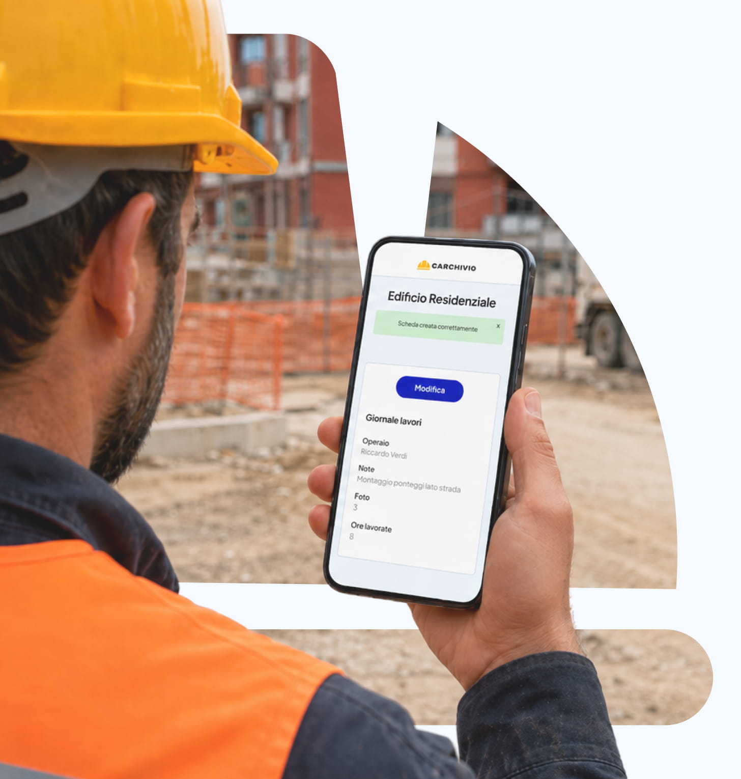 Muratore che utilizza la web app Carchivio sul suo smartphone in cantiere